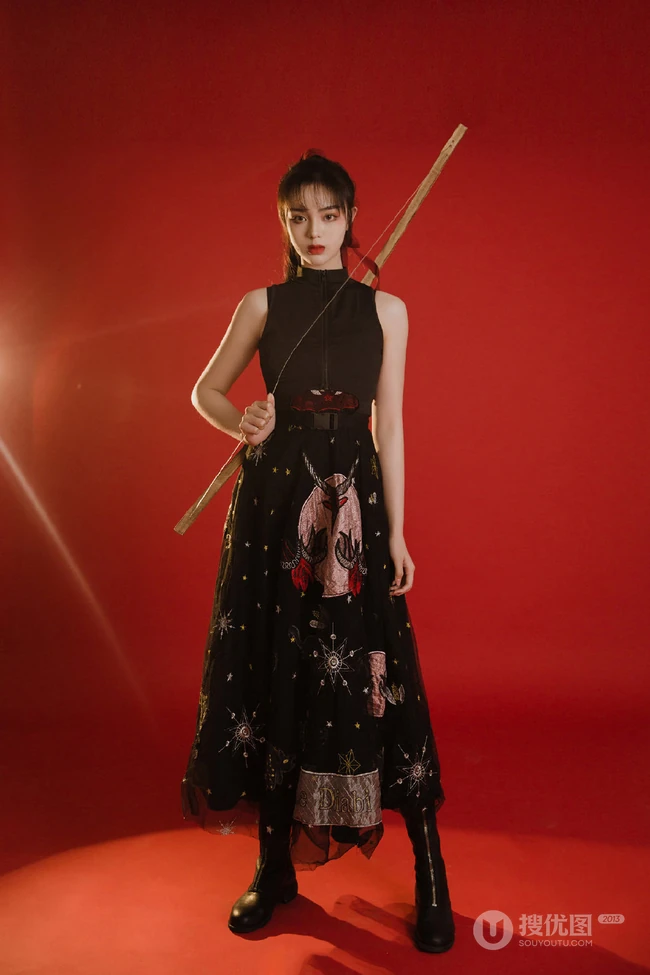 背弓箭的少女，红色背景前的背箭长发少女飒美摄影艺术写真照