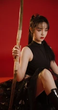 背弓箭的少女，红色背景前的背箭长发少女飒美摄影艺术写真照