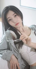 白皙线条感长发女生休闲装背心短裤居家慵懒写真图片