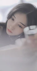 白皙线条感长发女生休闲装背心短裤居家慵懒写真图片