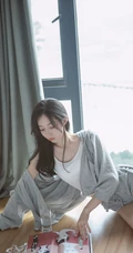 白皙线条感长发女生休闲装背心短裤居家慵懒写真图片