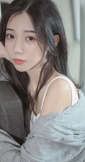 白皙线条感长发女生休闲装背心短裤居家慵懒写真图片