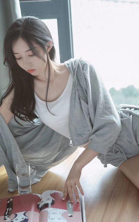 白皙线条感长发女生休闲装背心短裤居家慵懒写真图片