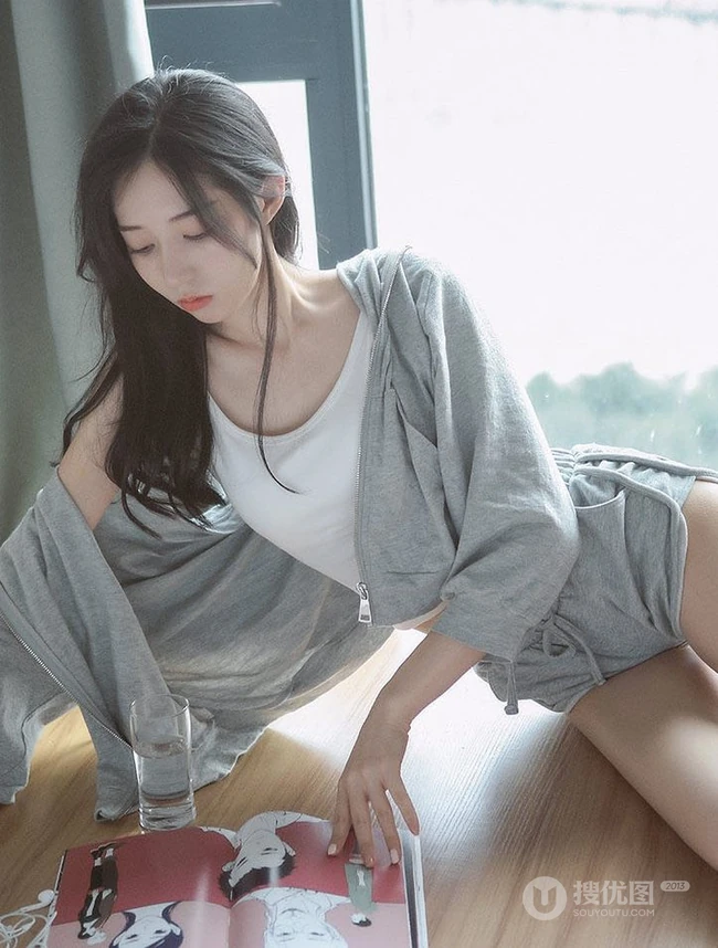 白皙线条感长发女生休闲装背心短裤居家慵懒写真图片