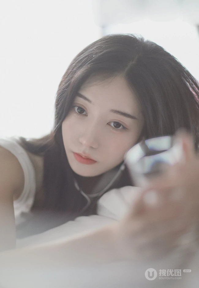 白皙线条感长发女生休闲装背心短裤居家慵懒写真图片