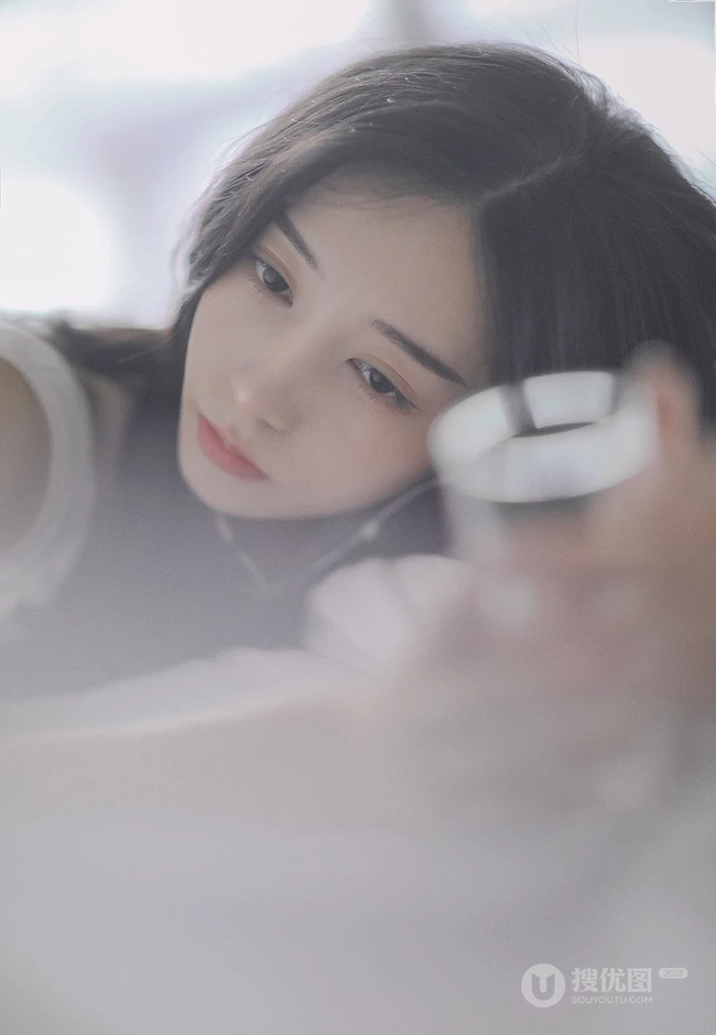 白皙线条感长发女生休闲装背心短裤居家慵懒写真图片
