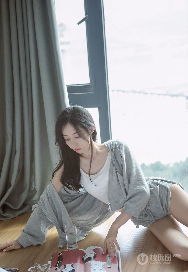 白皙线条感长发女生休闲装背心短裤居家慵懒写真图片