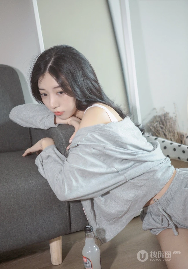 白皙线条感长发女生休闲装背心短裤居家慵懒写真图片