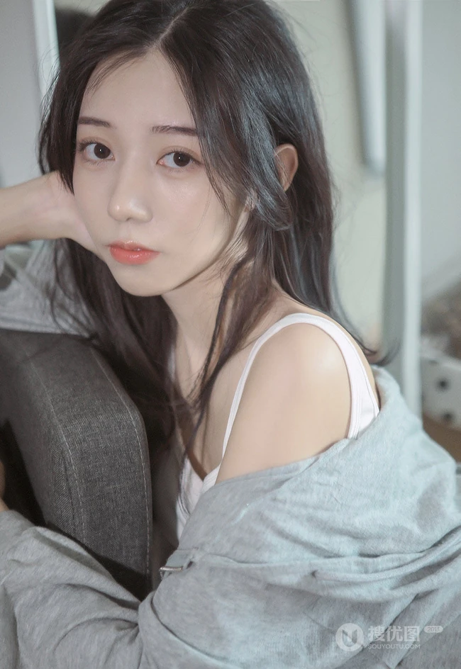 白皙线条感长发女生休闲装背心短裤居家慵懒写真图片