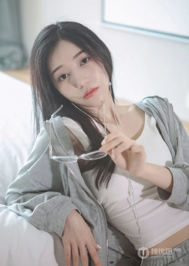 白皙线条感长发女生休闲装背心短裤居家慵懒写真图片