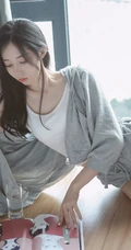 白皙线条感长发女生休闲装背心短裤居家慵懒写真图片
