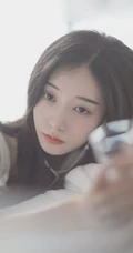 白皙线条感长发女生休闲装背心短裤居家慵懒写真图片