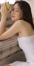 大眼睛，浅粉，湿发少女裹着白色浴巾，手拿青苹果气质甜美室内照