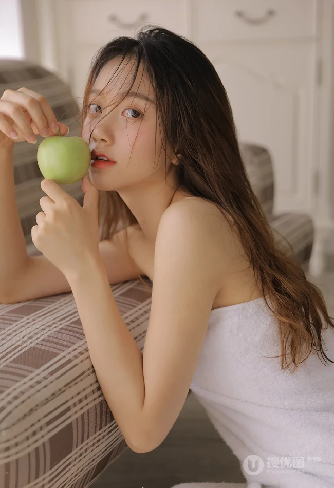 大眼睛，浅粉，湿发少女裹着白色浴巾，手拿青苹果气质甜美室内照