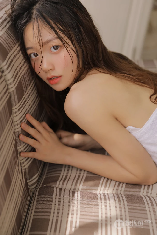 大眼睛，浅粉，湿发少女裹着白色浴巾，手拿青苹果气质甜美室内照