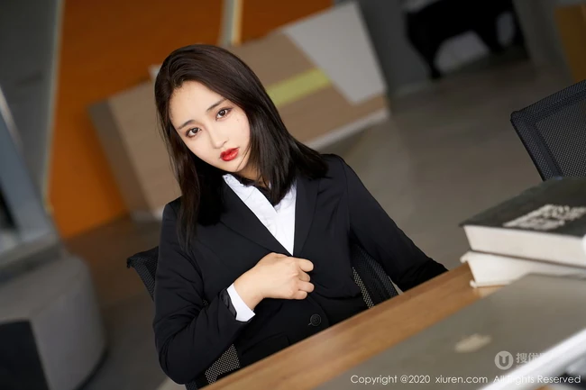 气质女生轻熟林子欣Freya白领制服高跟袜装穿着显高挑身材气质写真