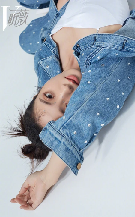 女生邢菲多款不同风格穿着时尚个性杂志写真图片