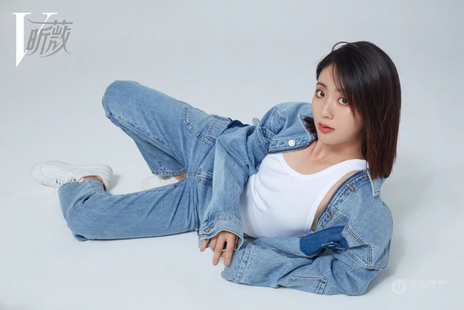 女生邢菲多款不同风格穿着时尚个性杂志写真图片