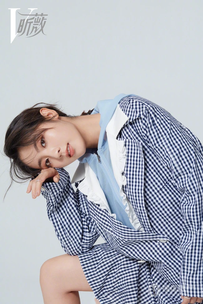 女生邢菲多款不同风格穿着时尚个性杂志写真图片