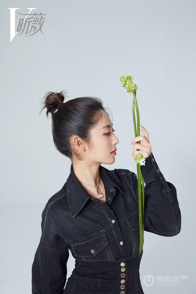 女生邢菲多款不同风格穿着时尚个性杂志写真图片