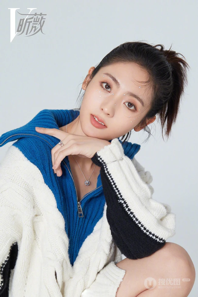 女生邢菲多款不同风格穿着时尚个性杂志写真图片