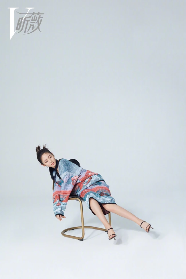 女生邢菲多款不同风格穿着时尚个性杂志写真图片
