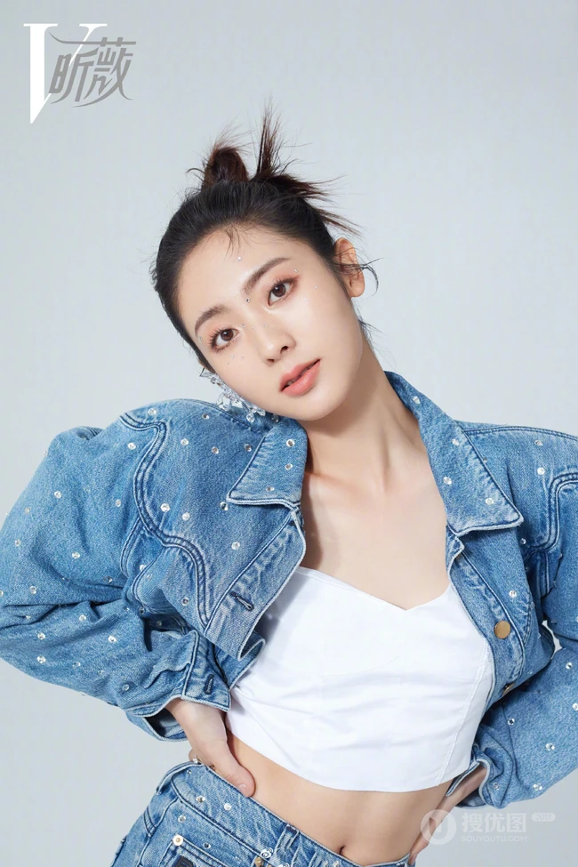 女生邢菲多款不同风格穿着时尚个性杂志写真图片