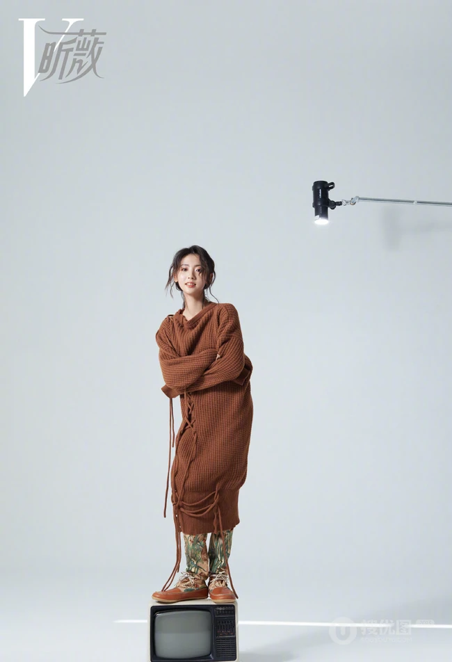 女生邢菲多款不同风格穿着时尚个性杂志写真图片