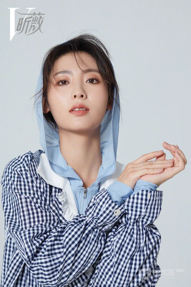 女生邢菲多款不同风格穿着时尚个性杂志写真图片