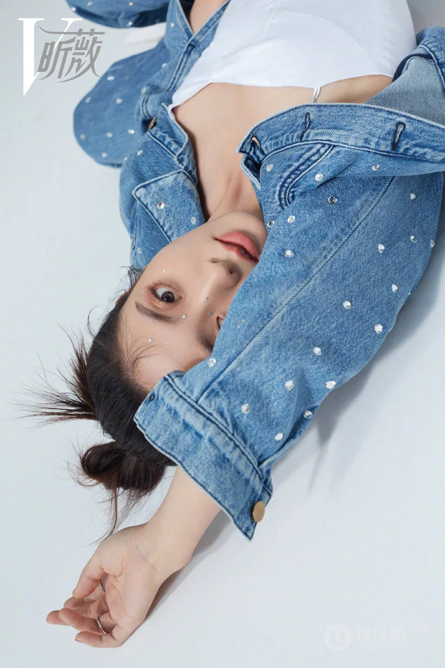 女生邢菲多款不同风格穿着时尚个性杂志写真图片