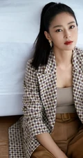 王媛可展飒爽风姿户外气质写真，紧身衣短裤勾勒匀称身形