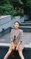 王媛可展飒爽风姿户外气质写真，紧身衣短裤勾勒匀称身形