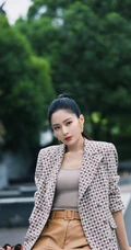 王媛可展飒爽风姿户外气质写真，紧身衣短裤勾勒匀称身形