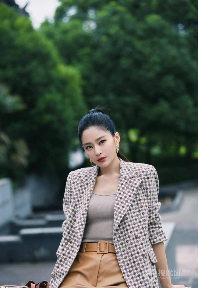 王媛可展飒爽风姿户外气质写真，紧身衣短裤勾勒匀称身形