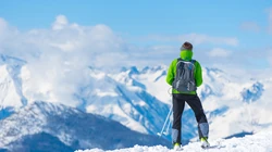 登山爱好者登雪山峰顶看美丽的大自然风景的电脑壁纸