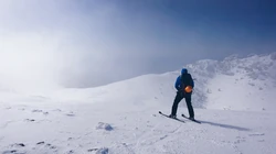 登山爱好者登雪山峰顶看美丽的大自然风景的电脑壁纸