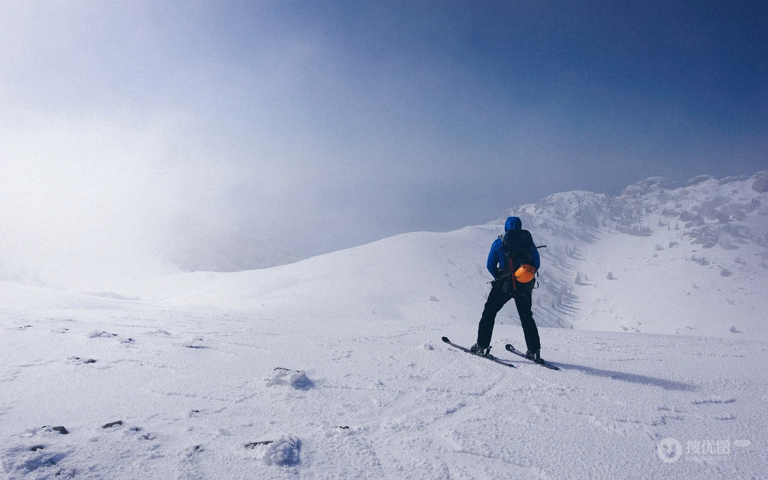 登山爱好者登雪山峰顶看美丽的大自然风景的电脑壁纸