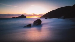 美丽的海岸线，海岸上的礁石摄影桌面壁纸