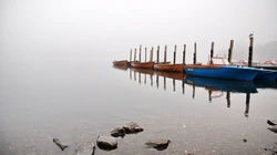 美丽的海岸线，海岸上的礁石摄影桌面壁纸