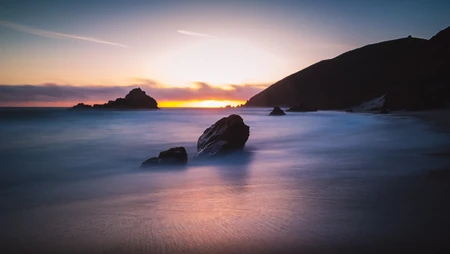 美丽的海岸线，海岸上的礁石摄影桌面壁纸