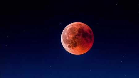 夜晚的天空，橙红色的月球满月观光电脑壁纸