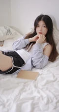 乖巧型白背心热裤短裤MM室内写真