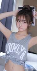 超漂亮大眼睛可爱清新丸子头线条感少女宽松运动背心三角裤沙发写真