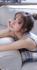 超漂亮大眼睛可爱清新丸子头线条感少女宽松运动背心三角裤沙发写真