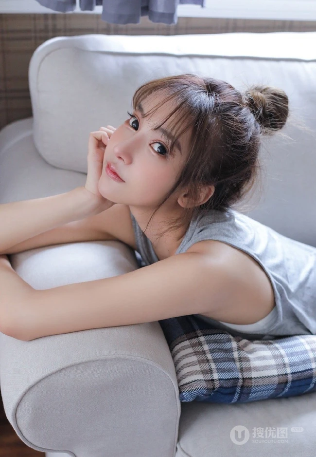 超漂亮大眼睛可爱清新丸子头线条感少女宽松运动背心三角裤沙发写真