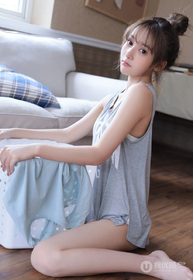 超漂亮大眼睛可爱清新丸子头线条感少女宽松运动背心三角裤沙发写真