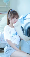 皮肤白皙清纯可人马尾辫少女白T短裤长筒袜穿着悠闲居家写真照