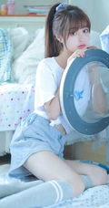 皮肤白皙清纯可人马尾辫少女白T短裤长筒袜穿着悠闲居家写真照