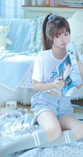 皮肤白皙清纯可人马尾辫少女白T短裤长筒袜穿着悠闲居家写真照