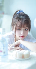皮肤白皙清纯可人马尾辫少女白T短裤长筒袜穿着悠闲居家写真照